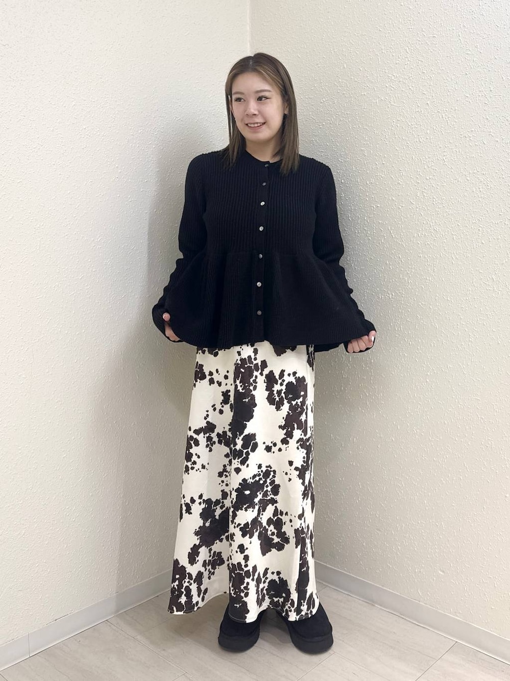 その他のスカート、ブラック系のブーツ、ブラック系のカーディガン/ボレロを着用したレディースの冬コーディネートの1枚目の写真