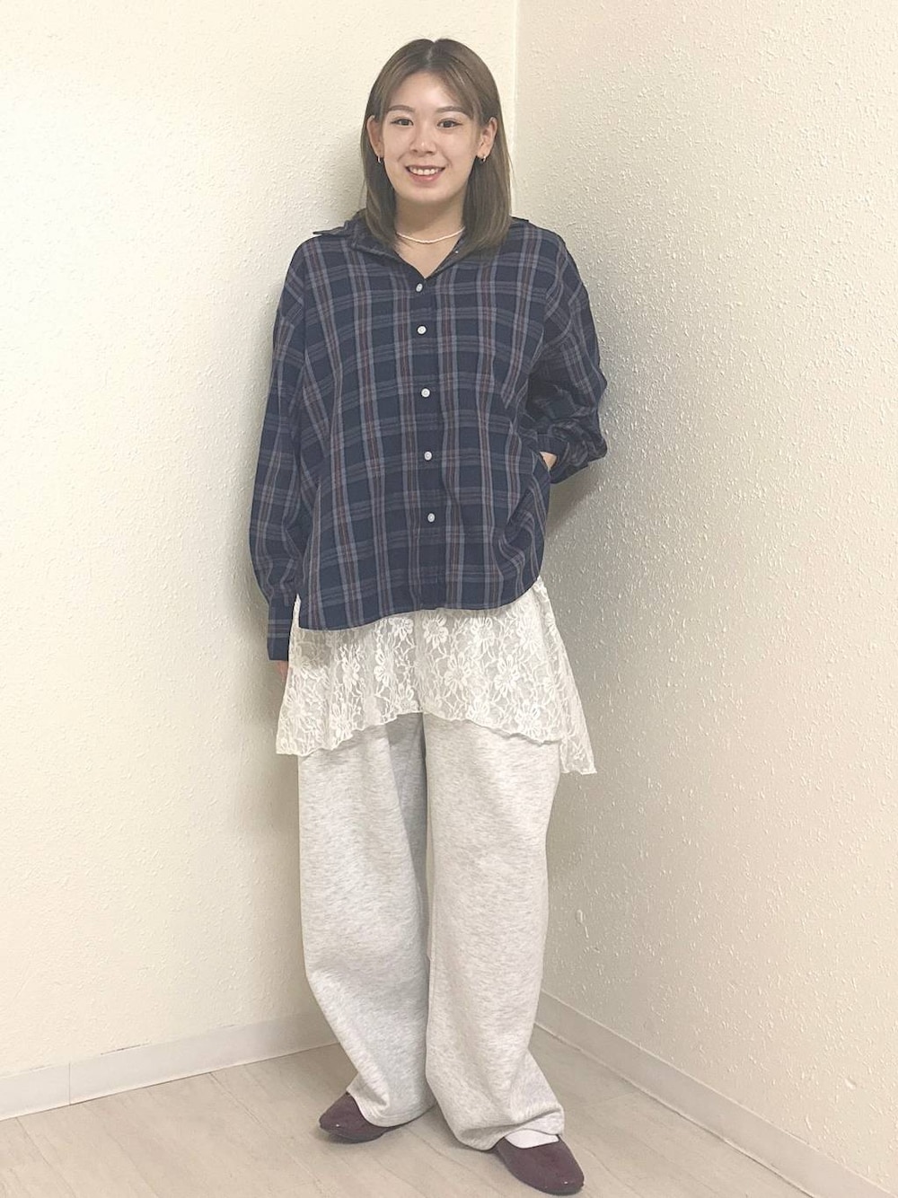 グレー系のスウェットパンツ、ホワイト系のスカート、ブルー系のシャツ/ブラウスを着用したレディースの秋コーディネートの1枚目の写真
