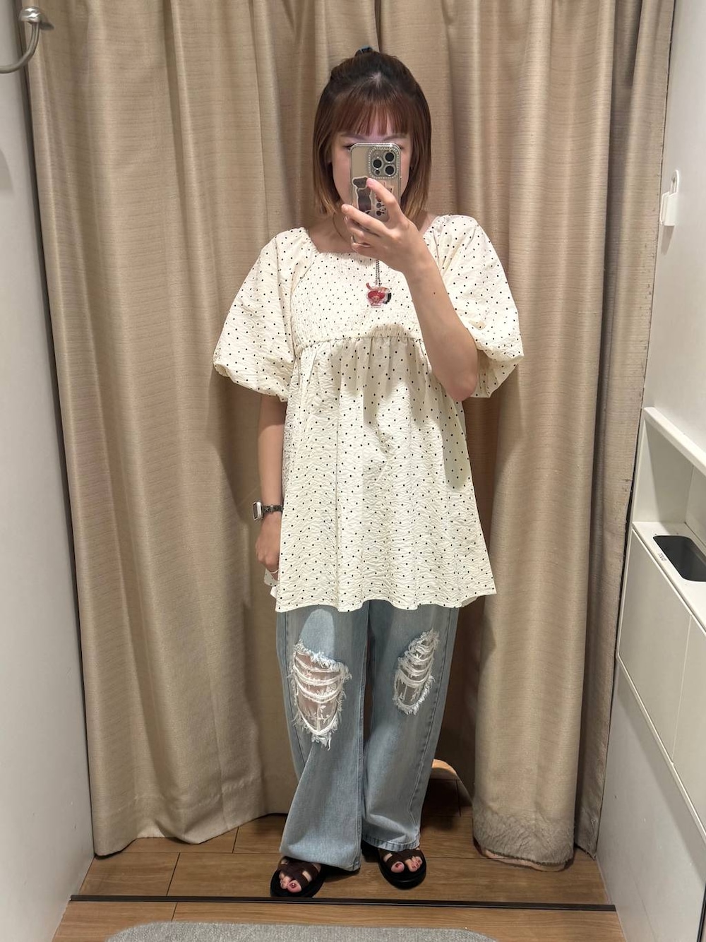 ブルー系のデニムパンツ、ブラウン系のサンダル、その他のシャツ/ブラウスを着用したレディースの夏コーディネートの1枚目の写真