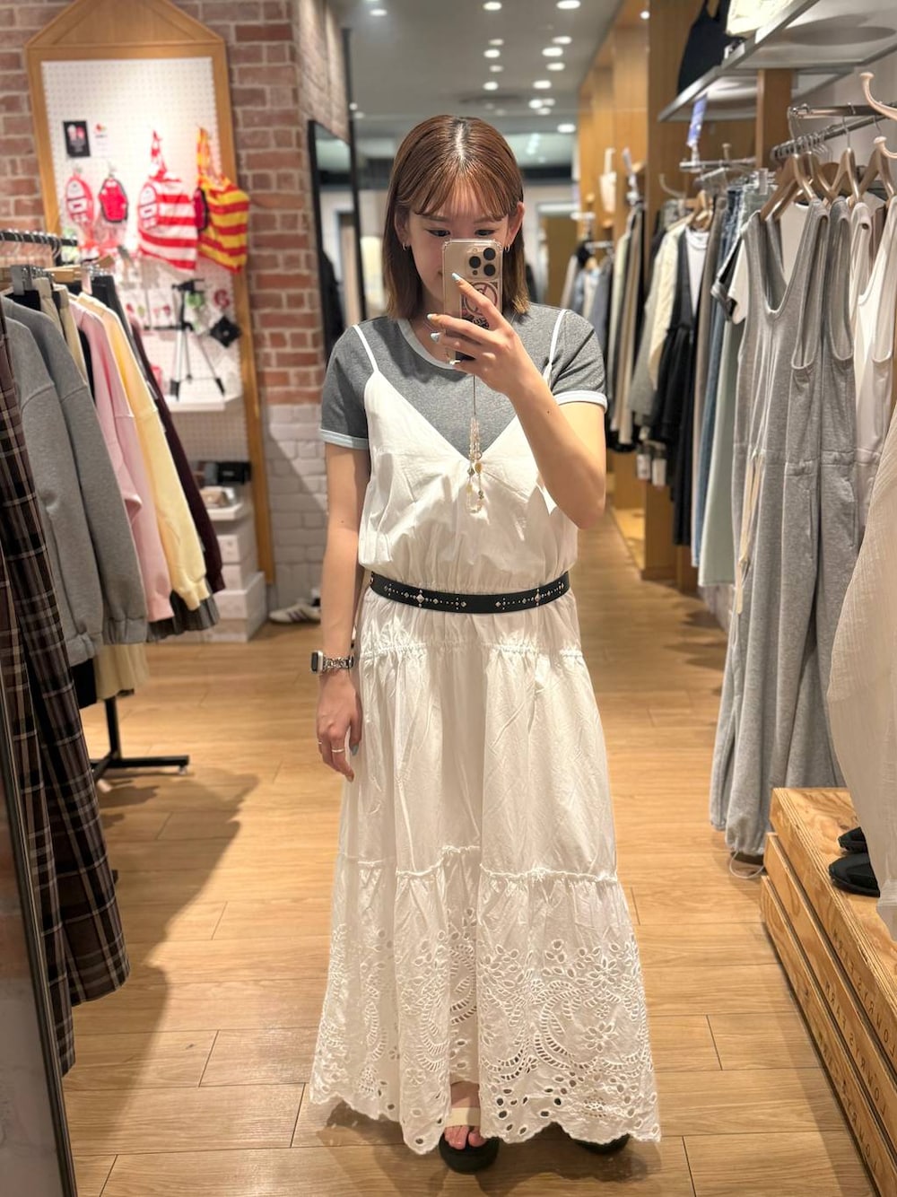 ホワイト系のサンダル、グレー系のTシャツ/カットソー、ホワイト系のワンピースを着用したレディースの春コーディネートの1枚目の写真