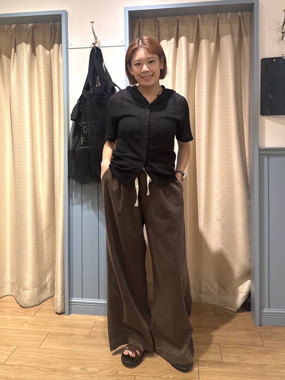 ブラック系のシャツ/ブラウス、ブラウン系のサンダル、ブラウン系のデニムパンツを着用したレディースの夏コーディネートの1枚目の写真