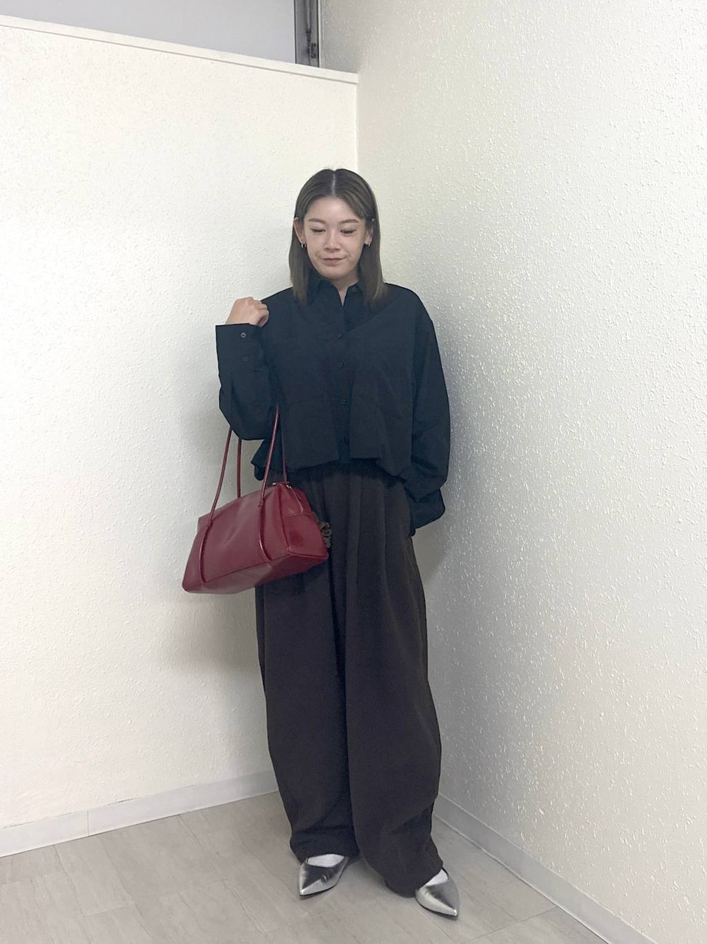 ブラウン系のその他パンツ、シルバー系のパンプス、ブラック系のシャツ/ブラウスを着用したレディースの秋コーディネートの1枚目の写真