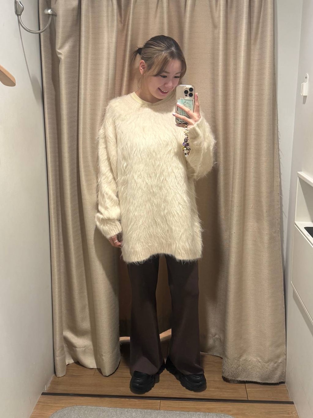 ブラウン系のその他パンツ、ホワイト系のニット/セーター、ブラック系のローファーを着用したレディースの冬コーディネートの1枚目の写真