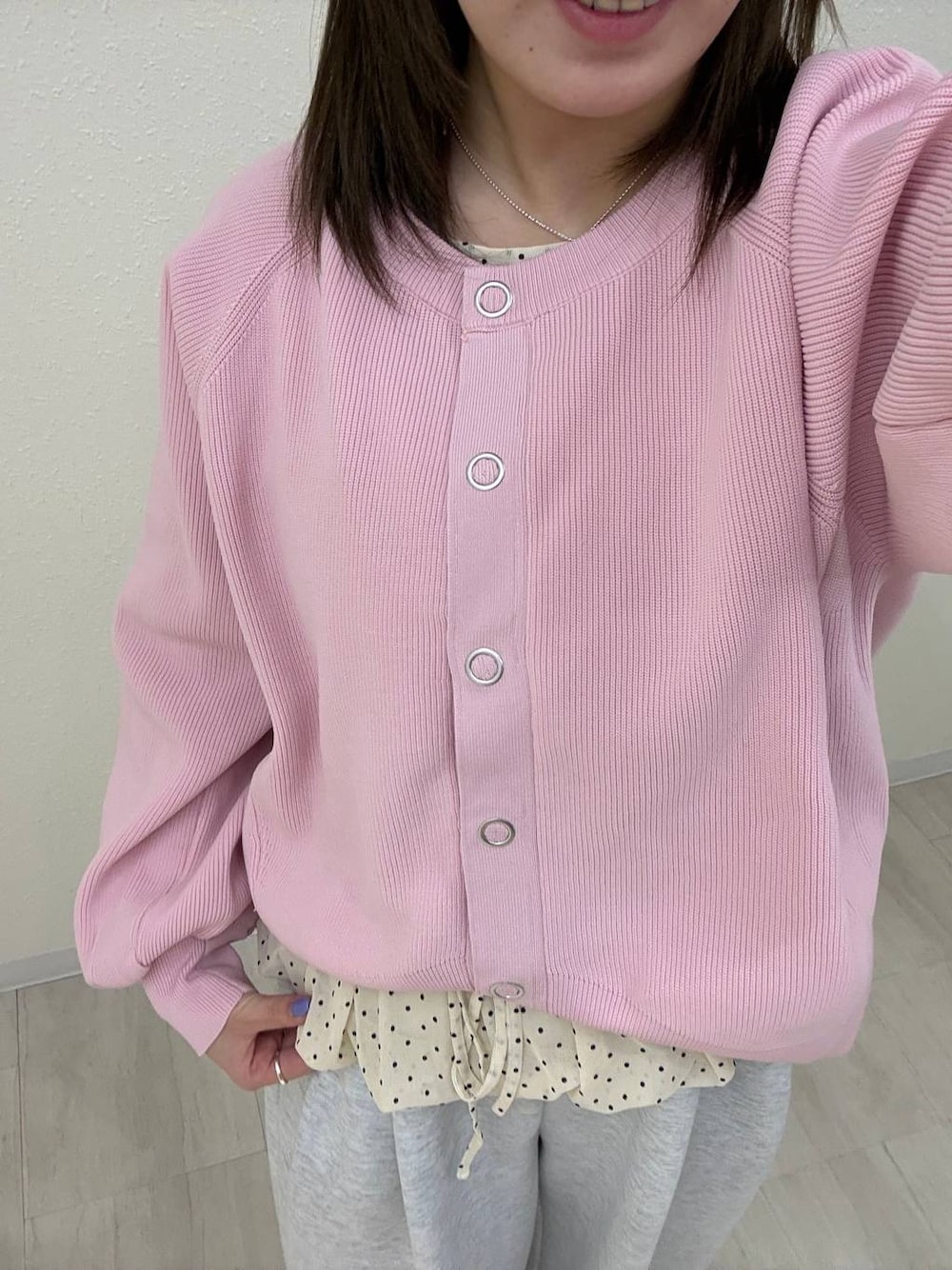 グレー系のスウェットパンツ、ピンク系のカーディガン/ボレロ、ホワイト系のTシャツ/カットソーを着用したレディースの春コーディネートの1枚目の写真