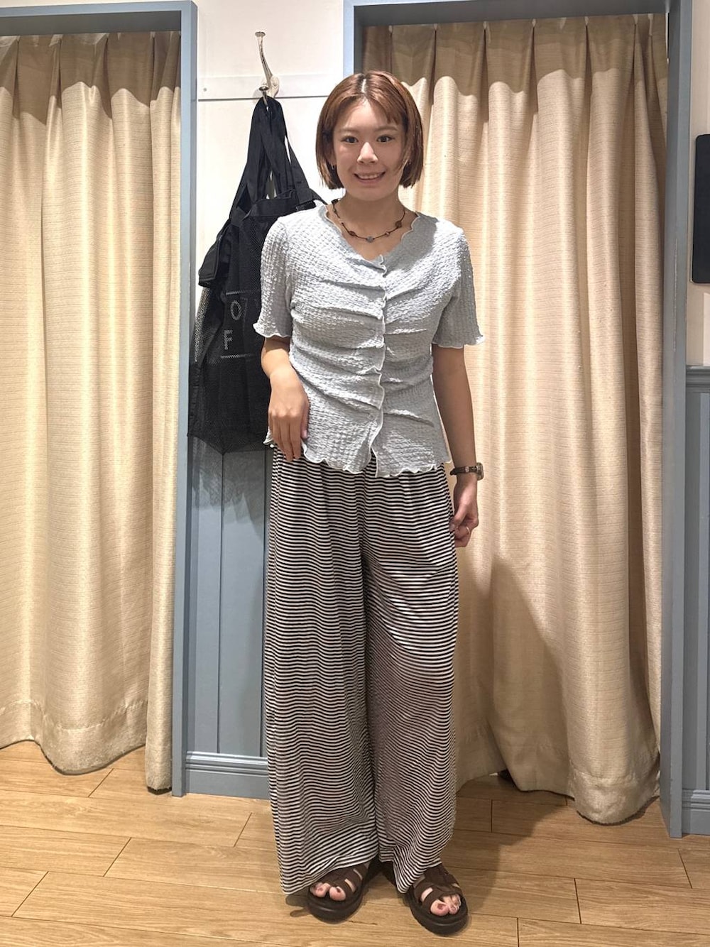 ブルー系のカーディガン/ボレロ、ホワイト系のその他パンツ、ブラウン系のサンダルを着用したレディースの夏コーディネートの1枚目の写真