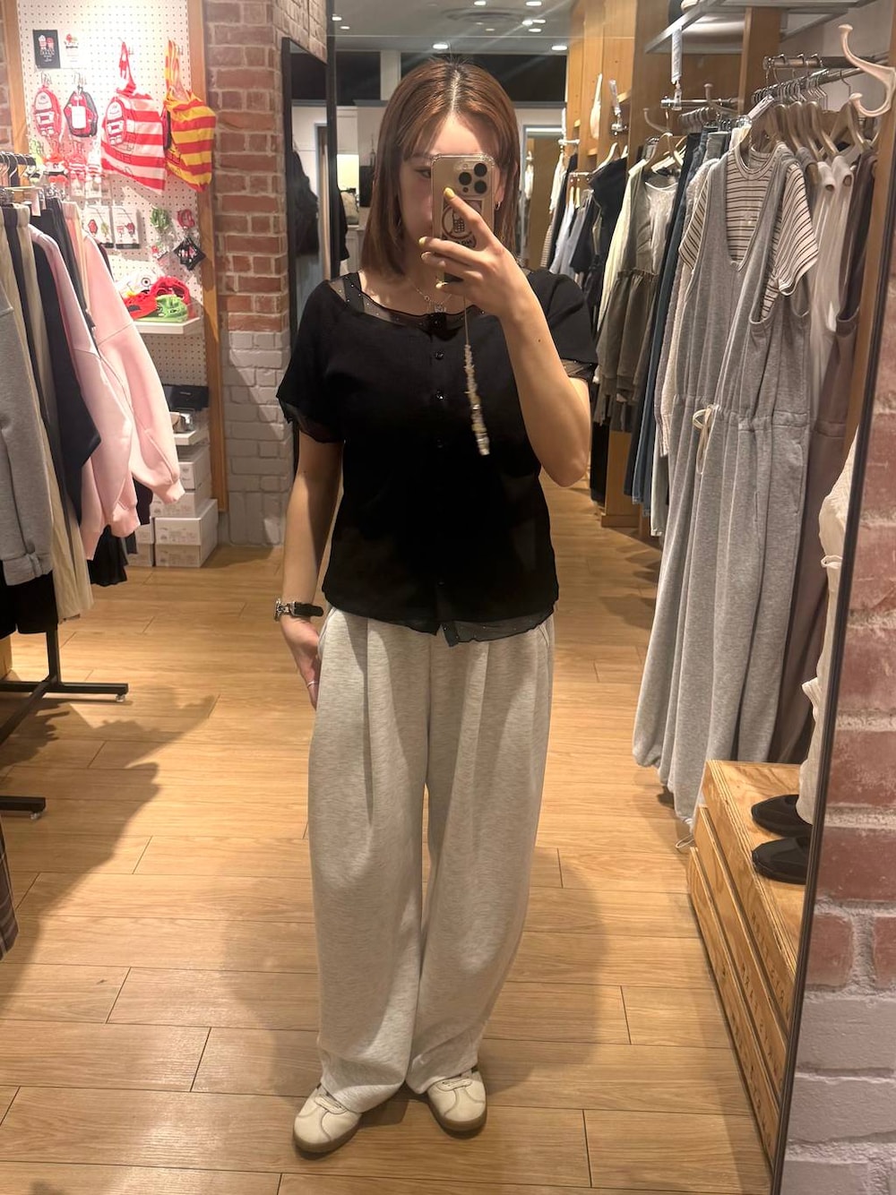 グレー系のスウェットパンツ、ブラック系のTシャツ/カットソーを着用したレディースの春コーディネートの1枚目の写真