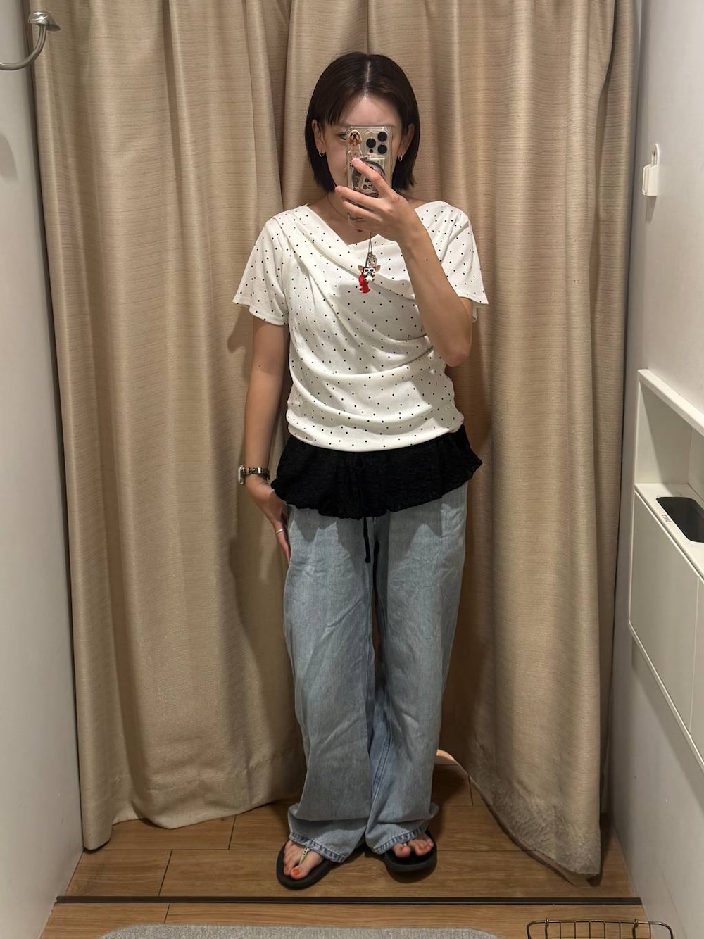 ベージュ系のTシャツ/カットソー、ブルー系のデニムパンツ、ブラック系のキャミソールを着用したレディースの秋コーディネートの1枚目の写真