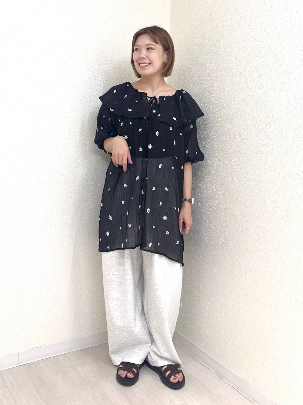 ブラック系のワンピース、グレー系のスウェットパンツ、ブラウン系のサンダルを着用したレディースの夏コーディネートの1枚目の写真