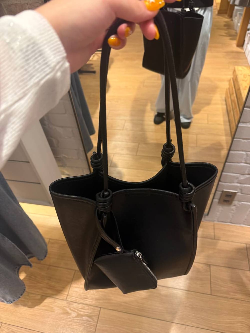 ベージュ系のスウェットパンツ、ブルー系のカーディガン/ボレロ、ブラック系のトートバッグを着用したレディースの春コーディネートの1枚目の写真