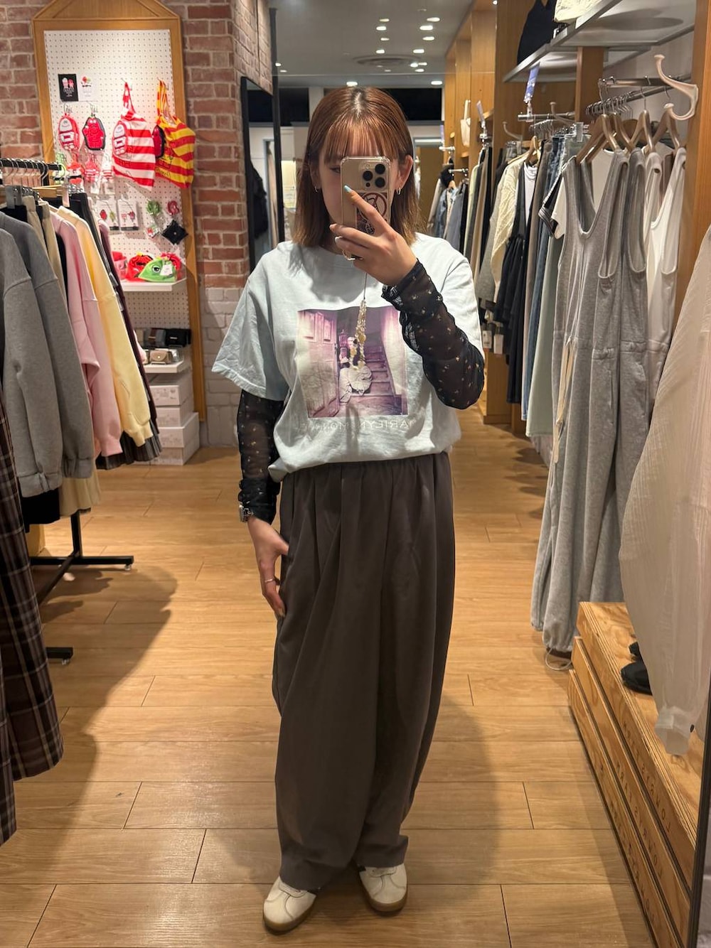 グレー系のその他パンツ、ブルー系のTシャツ/カットソー、ブルー系のTシャツ/カットソーを着用したレディースの春コーディネートの1枚目の写真