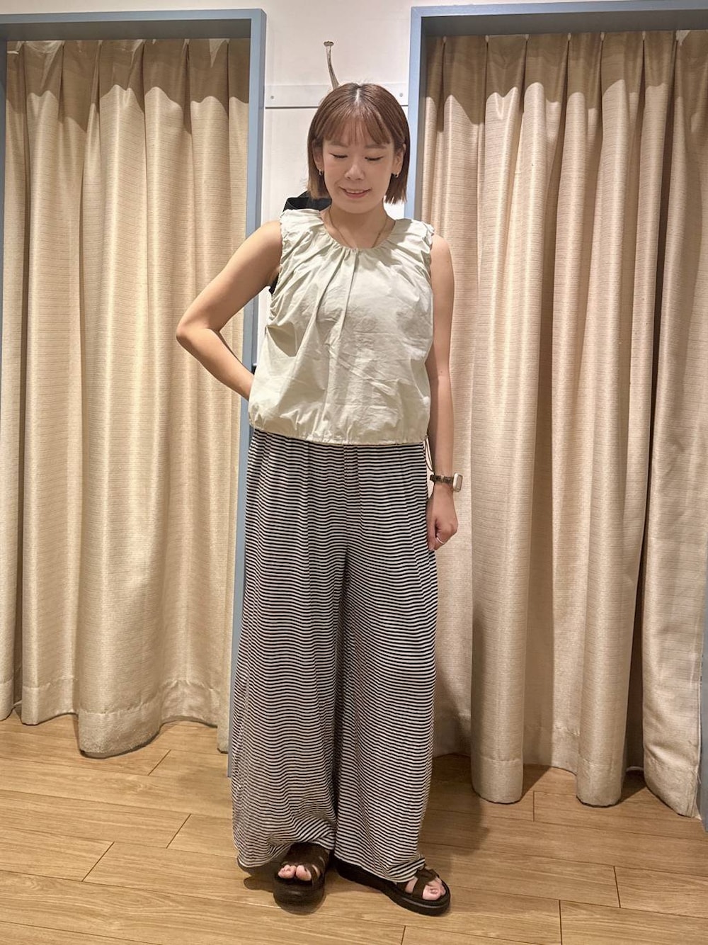 グリーン系のシャツ/ブラウス、ホワイト系のその他パンツ、ブラウン系のサンダルを着用したレディースの夏コーディネートの1枚目の写真