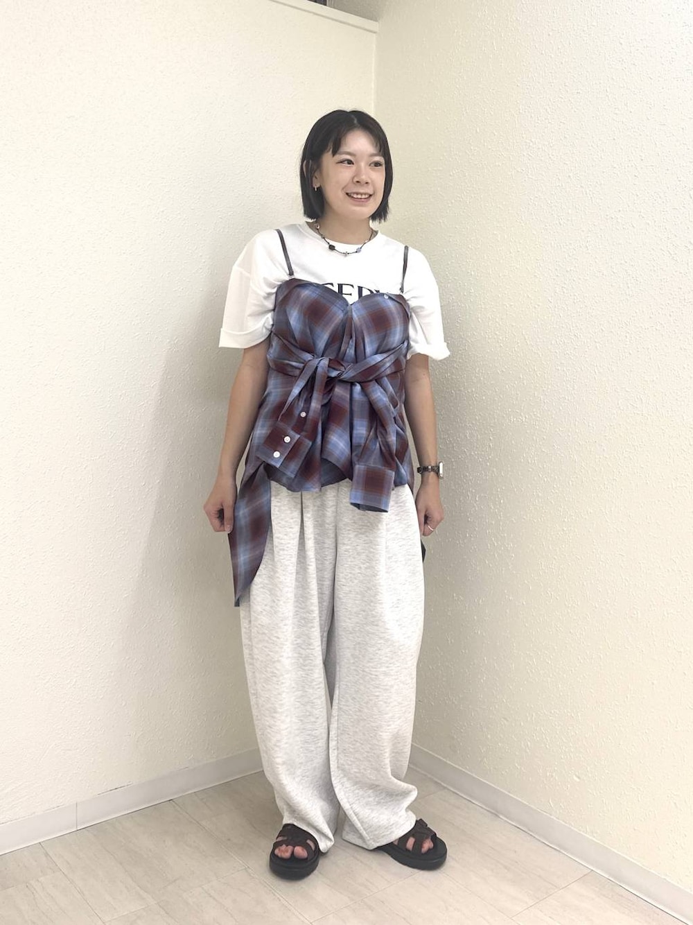 ホワイト系のTシャツ/カットソー、グレー系のスウェットパンツ、ブラウン系のサンダルを着用したレディースの夏コーディネートの1枚目の写真