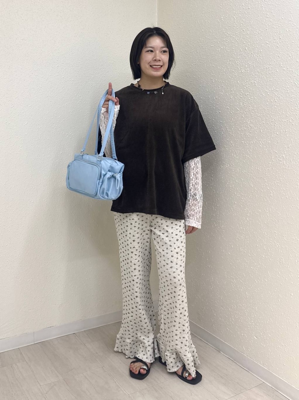 グレー系のその他パンツ、ブラウン系のTシャツ/カットソー、ブラック系のサンダルを着用したレディースの夏コーディネートの1枚目の写真