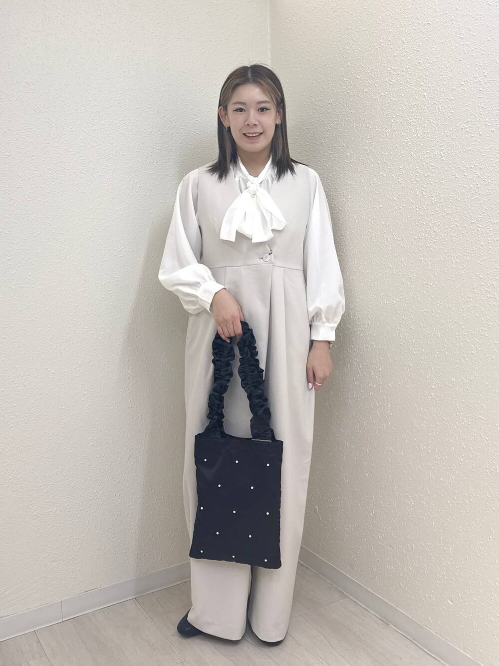 ブラック系のブーツ、ホワイト系のつなぎ/オールインワン、ホワイト系のシャツ/ブラウスを着用したレディースの冬コーディネートの1枚目の写真