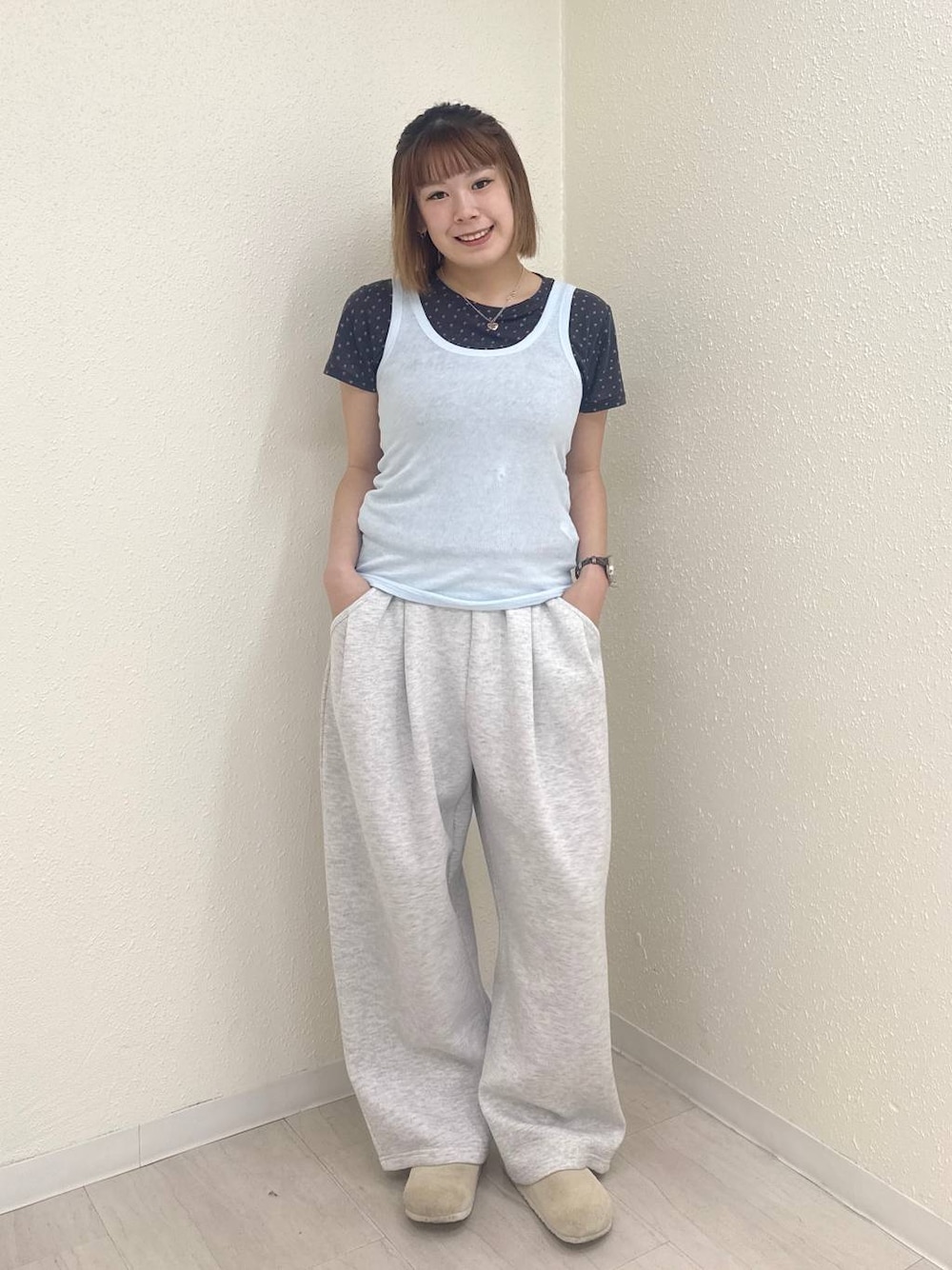 ブルー系のタンクトップ、グレー系のスウェットパンツ、グレー系のTシャツ/カットソーを着用したレディースの夏コーディネートの1枚目の写真