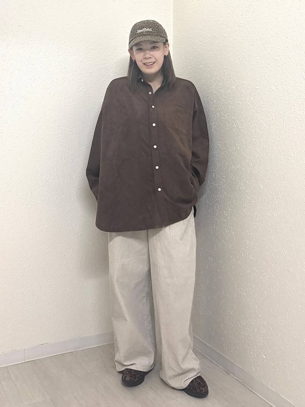 ホワイト系のその他パンツ、ブラウン系のシャツ/ブラウス、その他のローファーを着用したレディースの秋コーディネートの1枚目の写真