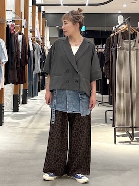 「LEPSIM（レプシィム）のレオパード柄パンツ　1043170（その他パンツ、イエロー系）」を使った、ピーコ✌︎さん（レディース）の夏コーディネート