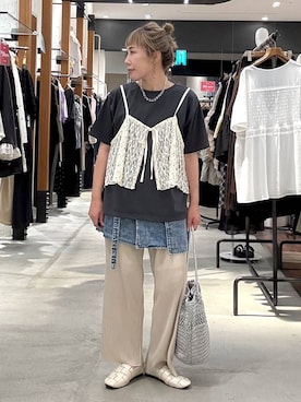 「LEPSIM（レプシィム）の《セルフカット可能》プリーツイージーパンツ　601345（その他パンツ、ベージュ系）」を使った、ピーコ✌︎さん（レディース）の夏コーディネート