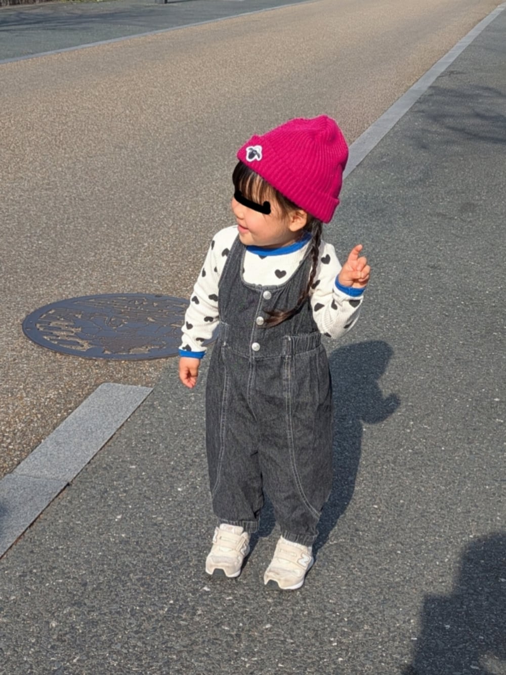 ベージュ系のスニーカー、ブラック系のサロペット/オーバーオール、ホワイト系のTシャツ/カットソーを着用したキッズの冬コーディネートの1枚目の写真