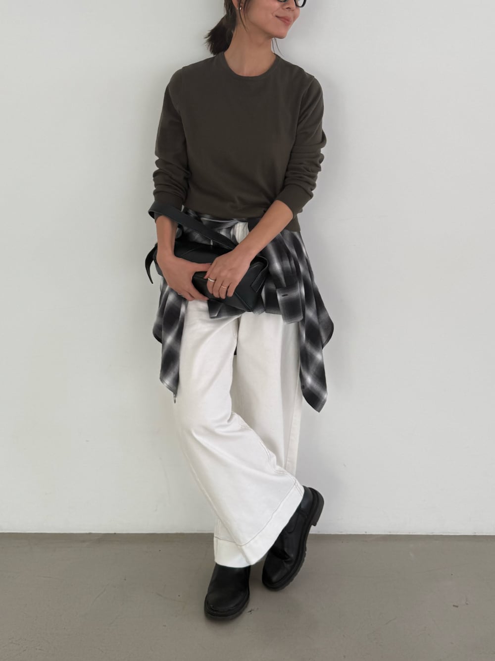 「CROSS FUNCTIONの《撥水》FRESH DENIM デニムワイドバギーパンツ【CROSS FUNCTION/クロスファンクション】（デニムパンツ、ホワイト系）」を使った、ECスタッフさん（レディース・160cm）の秋コーディネートの1枚目の写真