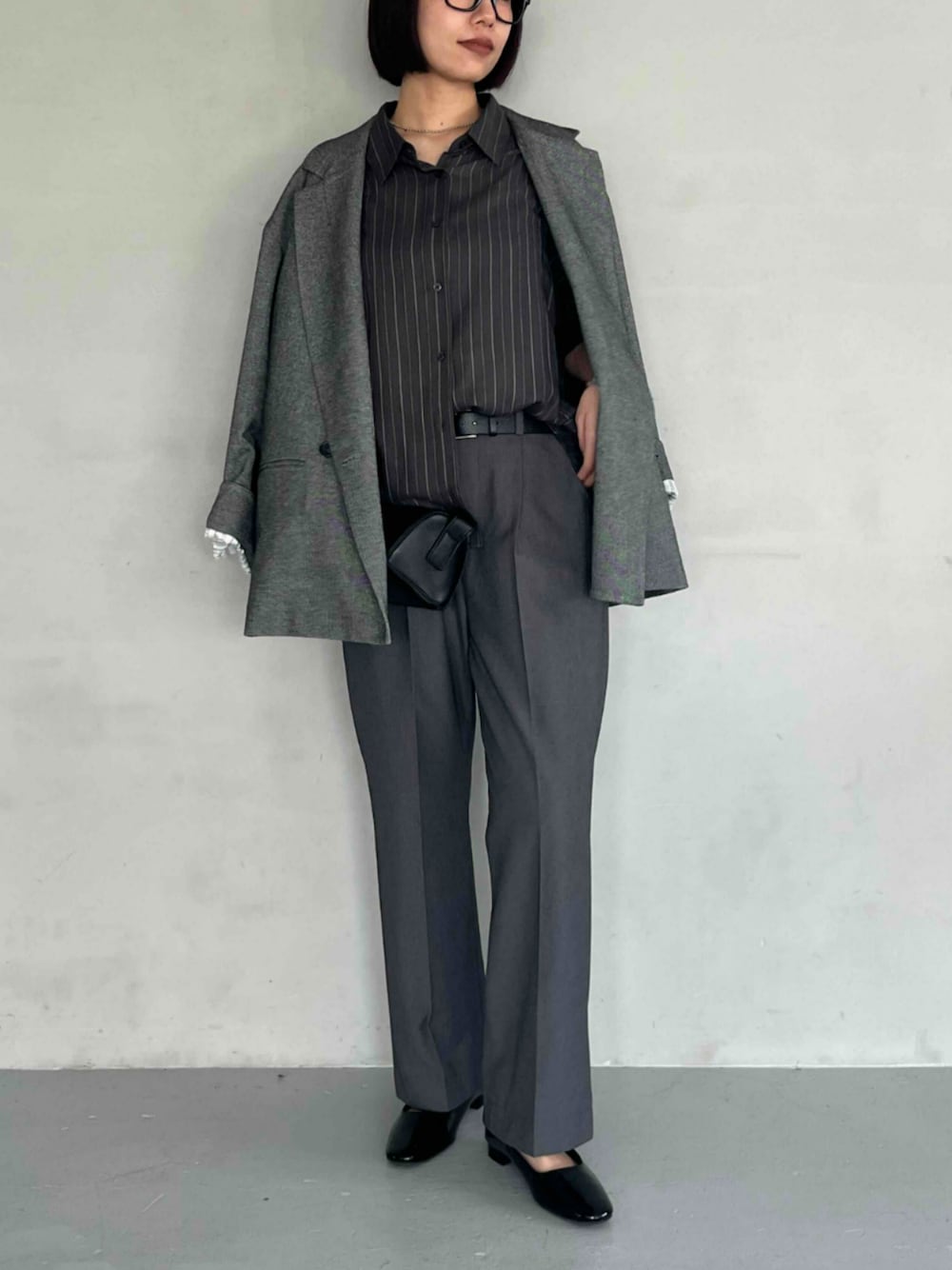 グレー系のスラックス、グレー系のテーラードジャケット、グレー系のシャツ/ブラウスを着用したレディースの秋コーディネートの1枚目の写真
