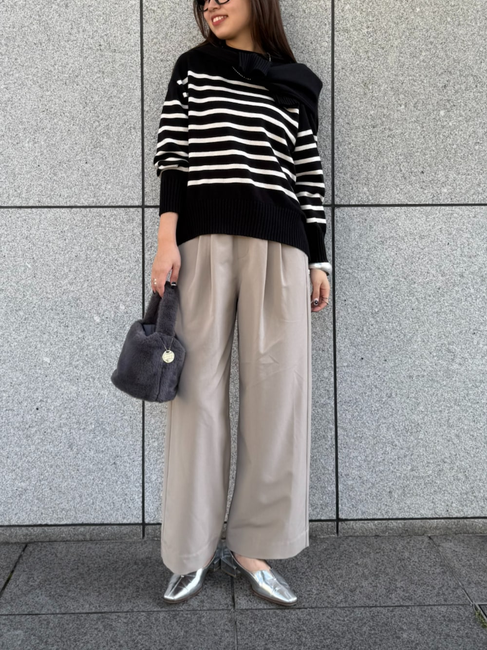 ブラウン系のスラックス、ブラック系のニット/セーター、ブラック系のニット/セーターを着用したレディースの秋コーディネートの1枚目の写真