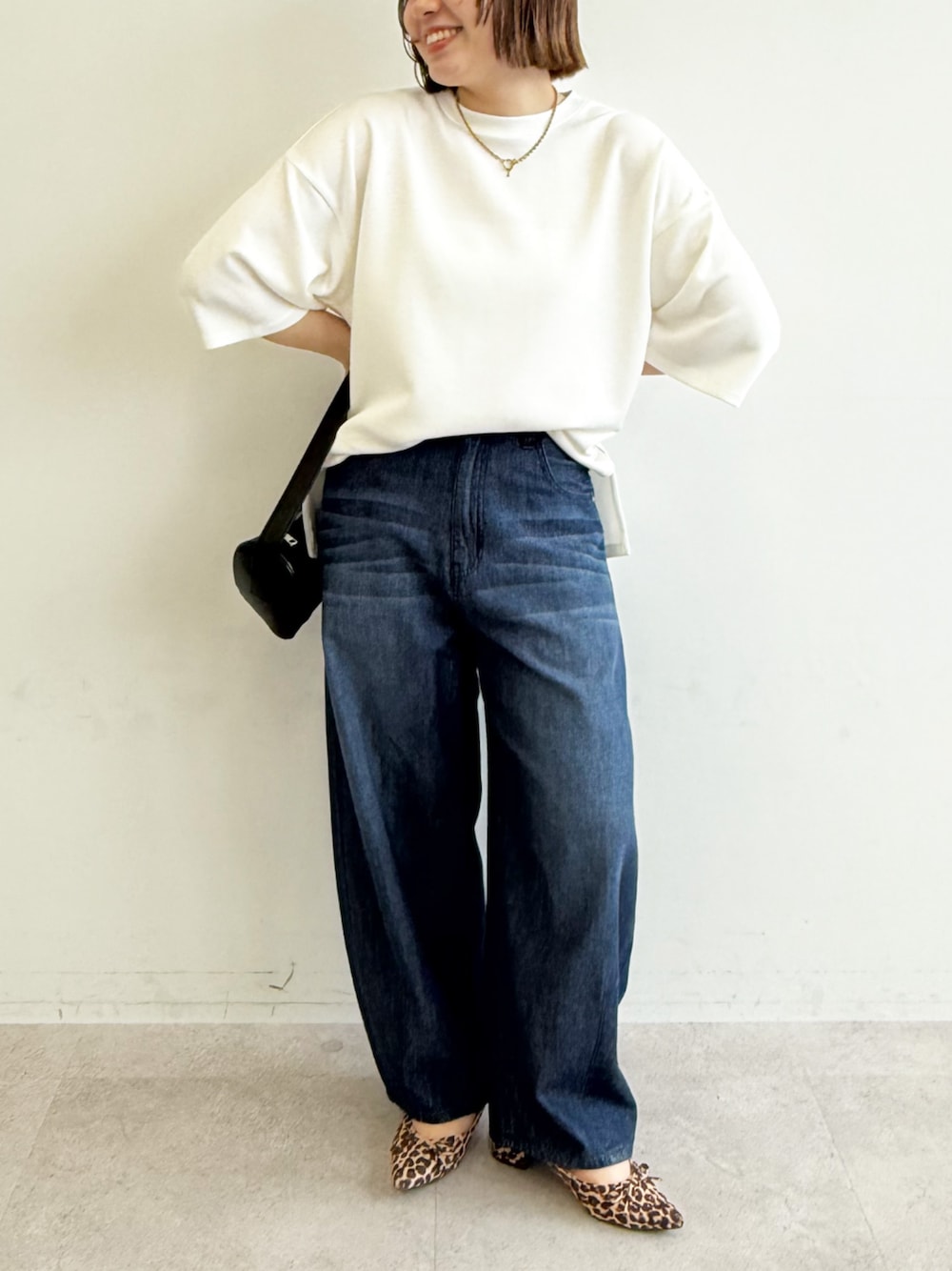 「CROSS FUNCTIONの《シワになりにくい》なめらかダンボール ビッグシルエットTシャツ【CF/クロスファンクション】（Tシャツ/カットソー、ホワイト系）」を使った、ECスタッフさん（骨格ストレート・レディース・154cm）の春コーディネートの1枚目の写真