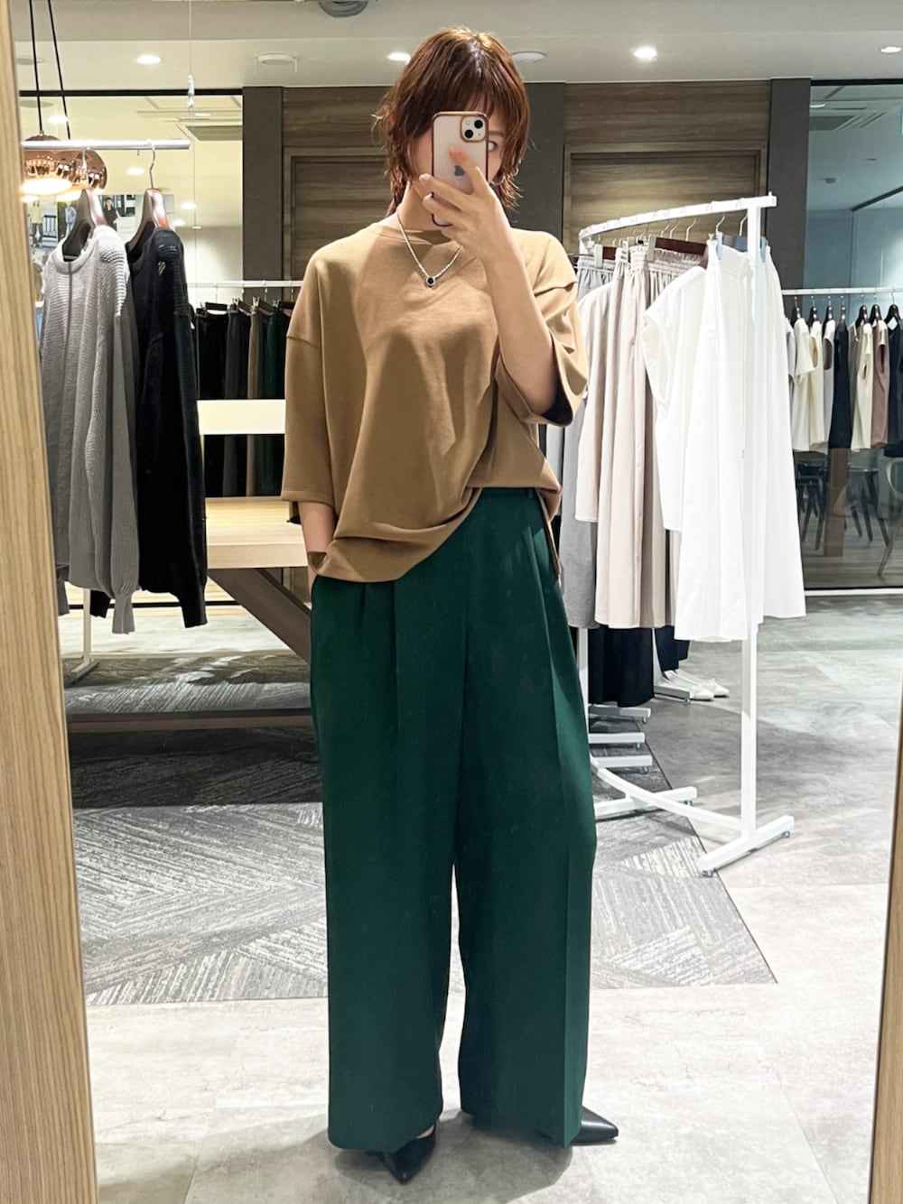 「CROSS FUNCTIONの《シワになりにくい》なめらかダンボール ビッグシルエットTシャツ【CF/クロスファンクション】（Tシャツ/カットソー、ブラウン系）」を使った、ECスタッフさん（骨格ナチュラル・レディース・167cm）の春コーディネートの1枚目の写真