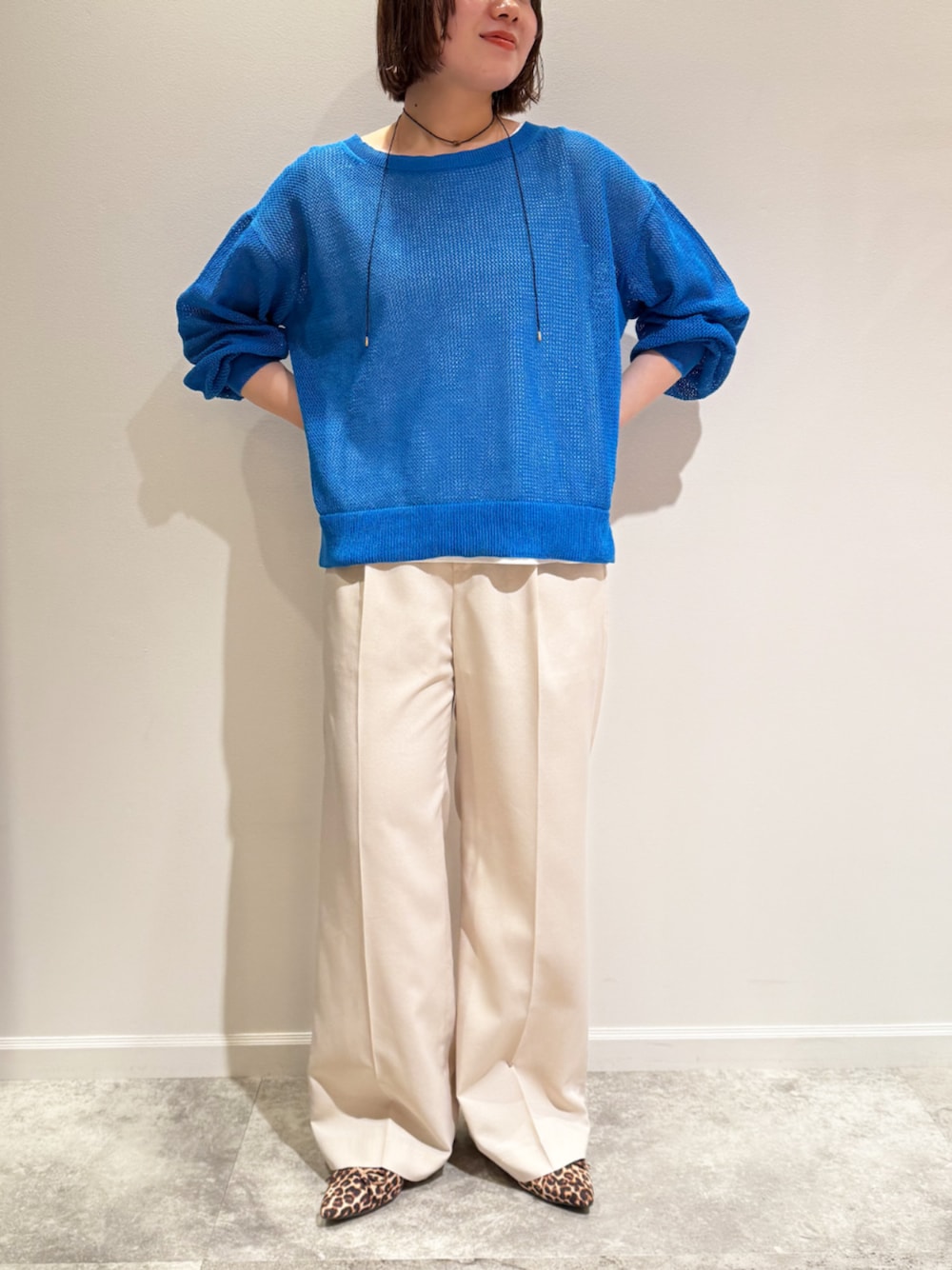「CROSS FUNCTIONの《洗える》サマ美え 冷感麻調ワイドパンツ【CF/クロスファンクション】（スラックス、ベージュ系）」を使った、ECスタッフさん（骨格ストレート・レディース・154cm）の春コーディネートの1枚目の写真