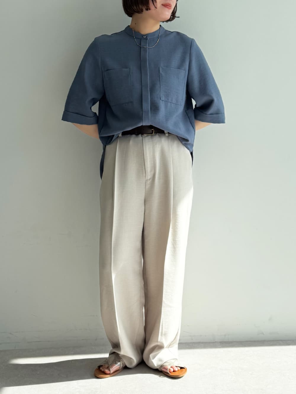 「CROSS FUNCTIONの《シワになりにくい》サマナチュラリネンライクセンタープレスワイドパンツ【CF/クロスファンクション】（スラックス、ベージュ系）」を使った、ECスタッフさん（骨格ストレート・レディース・154cm）の春コーディネートの1枚目の写真