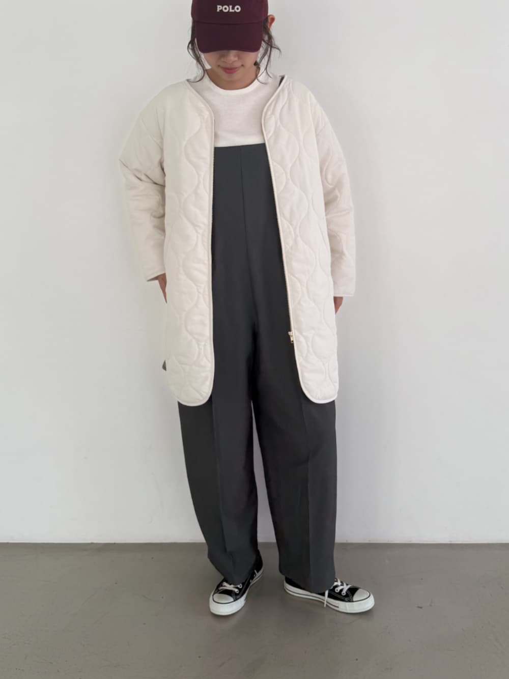 グレー系のつなぎ/オールインワン、ホワイト系のニット/セーター、ホワイト系のその他アウターを着用したレディースの秋コーディネートの1枚目の写真