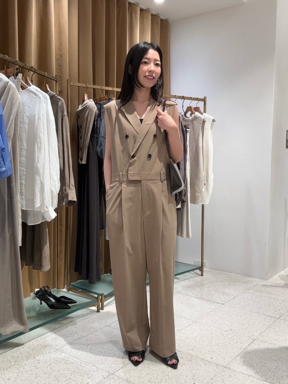 「オールインワン、ジャンプスーツ、ベージュコーデ、ベージュ、夏コーデ、ノースリーブ、ショルダーバッグ、お出かけコーデ、休日スタイル、大人女子、夏、リラックススタイル、シンプルスタイル、パンツコーデ、今日のコーデ」｜「THE PAUSEの【THE PAUSE】テーラーカラーノースリーブジャンプスーツ（つなぎ/オールインワン、ベージュ系）」を使った、gotoさん（レディース・159cm）の夏コーディネートの1枚目の写真