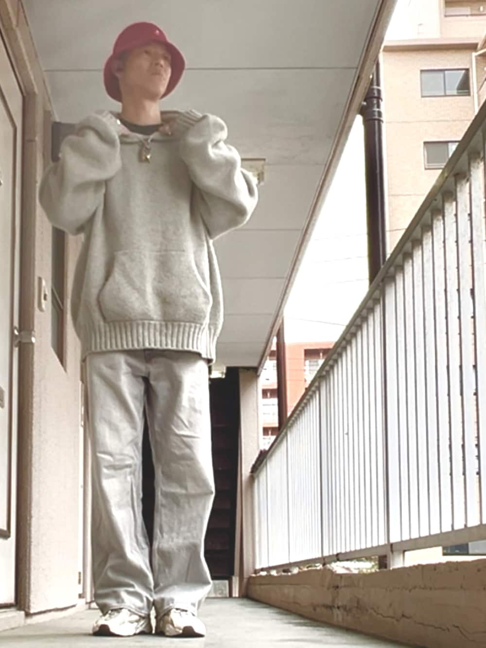 「ワントーンコーデ、グレーコーデ、バケツハット、KANGOL、差し色(赤)、ニット、ニットパーカー、fogEssentials、ワイドパンツ、ワイドデニム、H&M、スニーカー、スニーカーコーデ、adidas、yeezy」｜「KANGOLのKANGOL WOOL CASUAL（ハット、レッド系）」を使った、48さん（メンズ・186cm）の春コーディネートの1枚目の写真