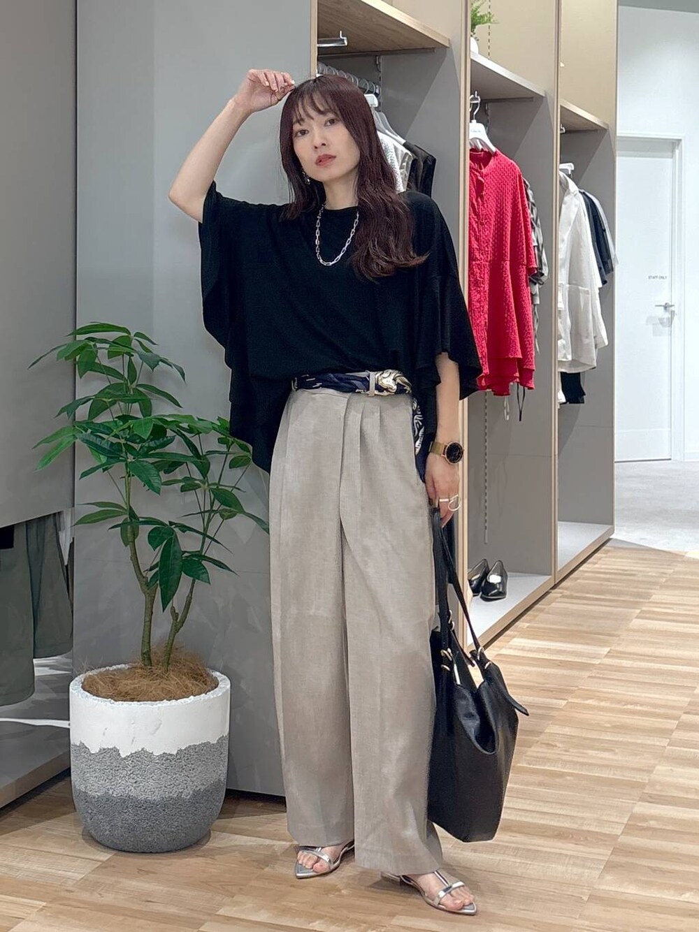 「低身長、ワントーン、カジュアル、GLOBAL WORK、低身長_GLOBALWORK、150～155cm_GLOBALWORK、体型カバー、ママコーデ、ベーシック/シンプル、ワイドパンツ」｜「GLOBAL WORKの大判プリントスカーフ/253071（バンダナ/スカーフ、ブルー系）」を使った、cossyさん（レディース・155cm）の夏コーディネートの1枚目の写真
