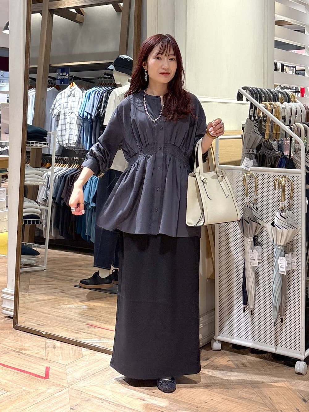 「カジュアル、低身長、ワントーン、GLOBAL WORK、150～155cm_GLOBALWORK、ブラウス、スカート、バッグ」｜「GLOBAL WORKのらくっション撥水バレエ/135873（バレエシューズ、ブラック系）」を使った、cossyさん（レディース・155cm）の春コーディネートの1枚目の写真
