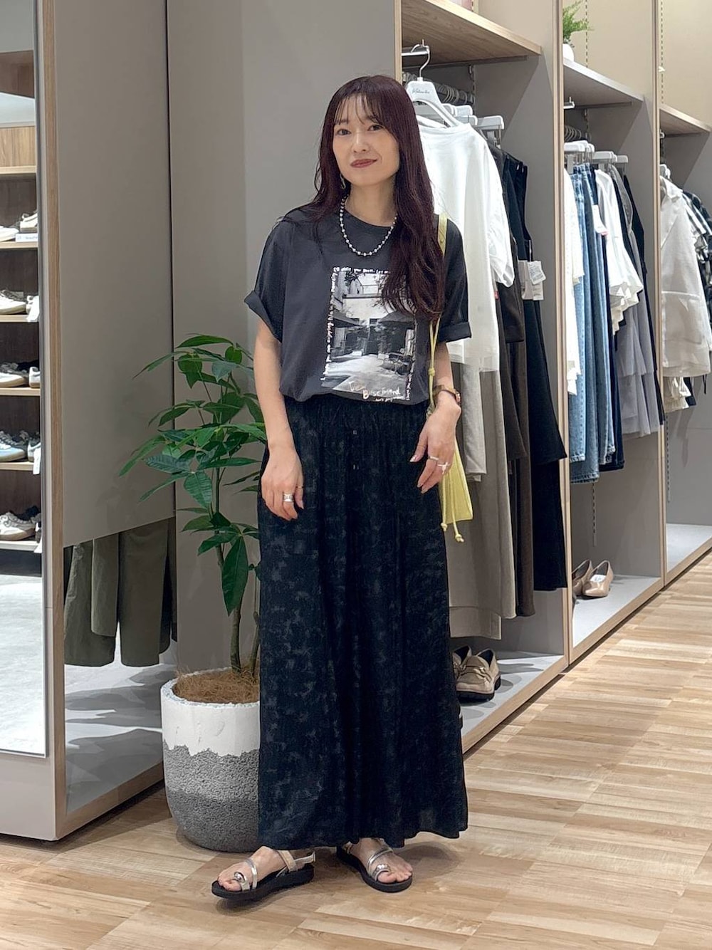 「低身長、ワントーン、カジュアル、GLOBAL WORK、低身長_GLOBALWORK、150～155cm_GLOBALWORK、Tシャツ、ワイドパンツ」｜「GLOBAL WORKのさらさらリラックスフレアワイドパンツ/147675（その他パンツ、ブラック系）」を使った、cossyさん（レディース・155cm）の夏コーディネートの1枚目の写真