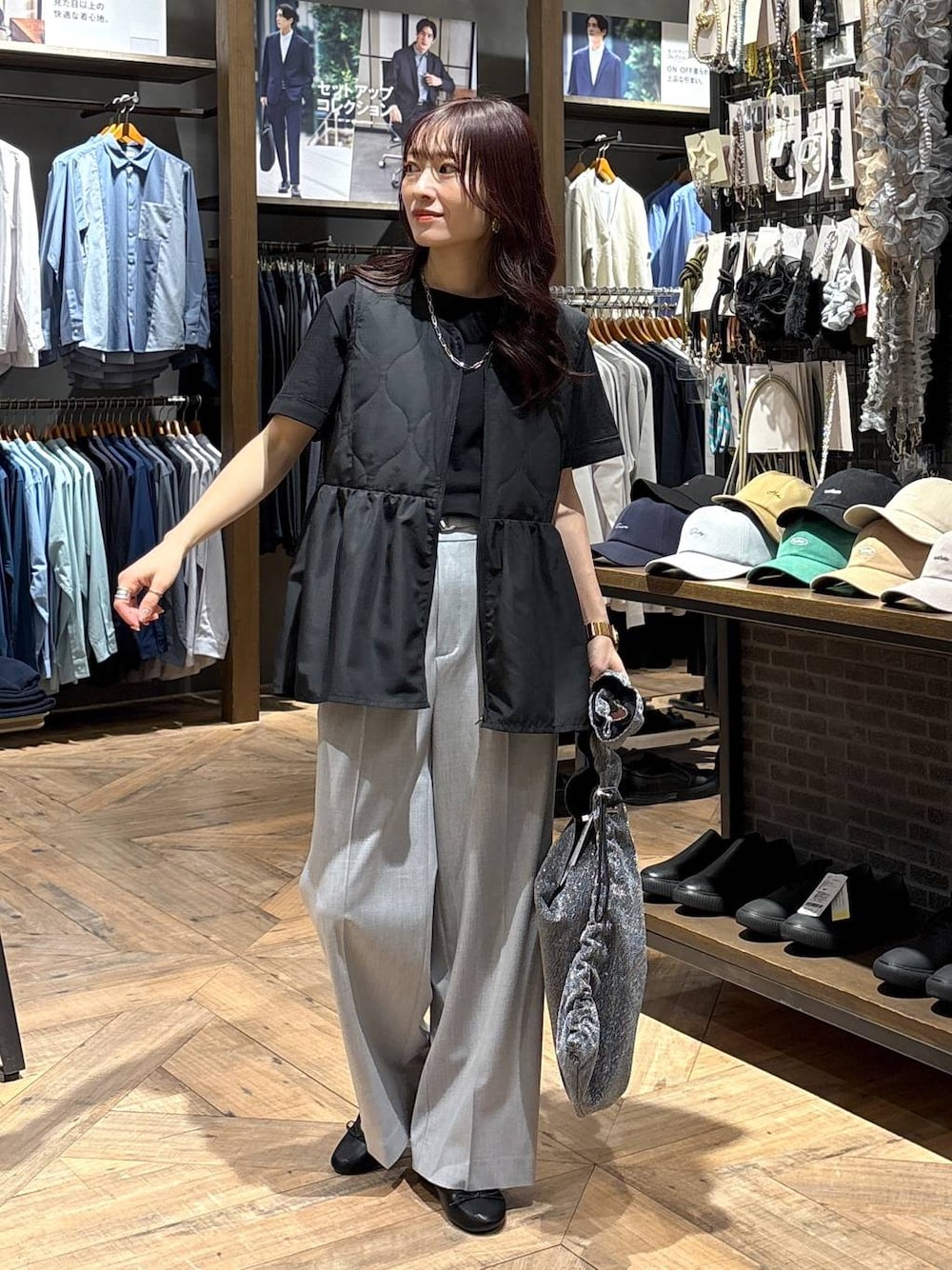 「カジュアル、低身長、ワントーン、GLOBAL WORK、低身長_GLOBALWORK、150～155cm_GLOBALWORK、EiiS_GLOBAL WORK、Tシャツ、ママコーデ、ワイドパンツ」｜「GLOBAL WORKのラメシャーリング3WAYショルダー/120753（ショルダーバッグ、シルバー系）」を使った、cossyさん（レディース・155cm）の春コーディネートの1枚目の写真