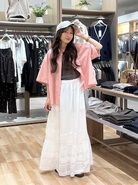 「アイテム（クラッチバッグ、シルバー系）」を使った、cossyさん（レディース・155cm）の春コーディネート