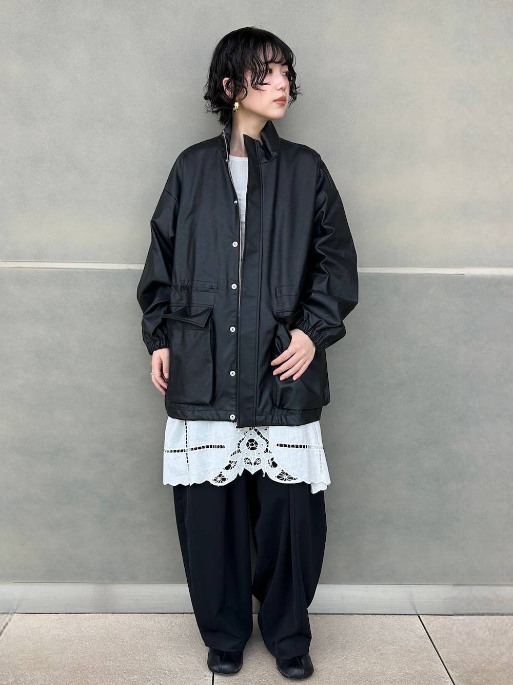 ブラック系のその他パンツ、ホワイト系のシャツ/ブラウス、ブラック系のブルゾンを着用したレディースの夏コーディネートの1枚目の写真