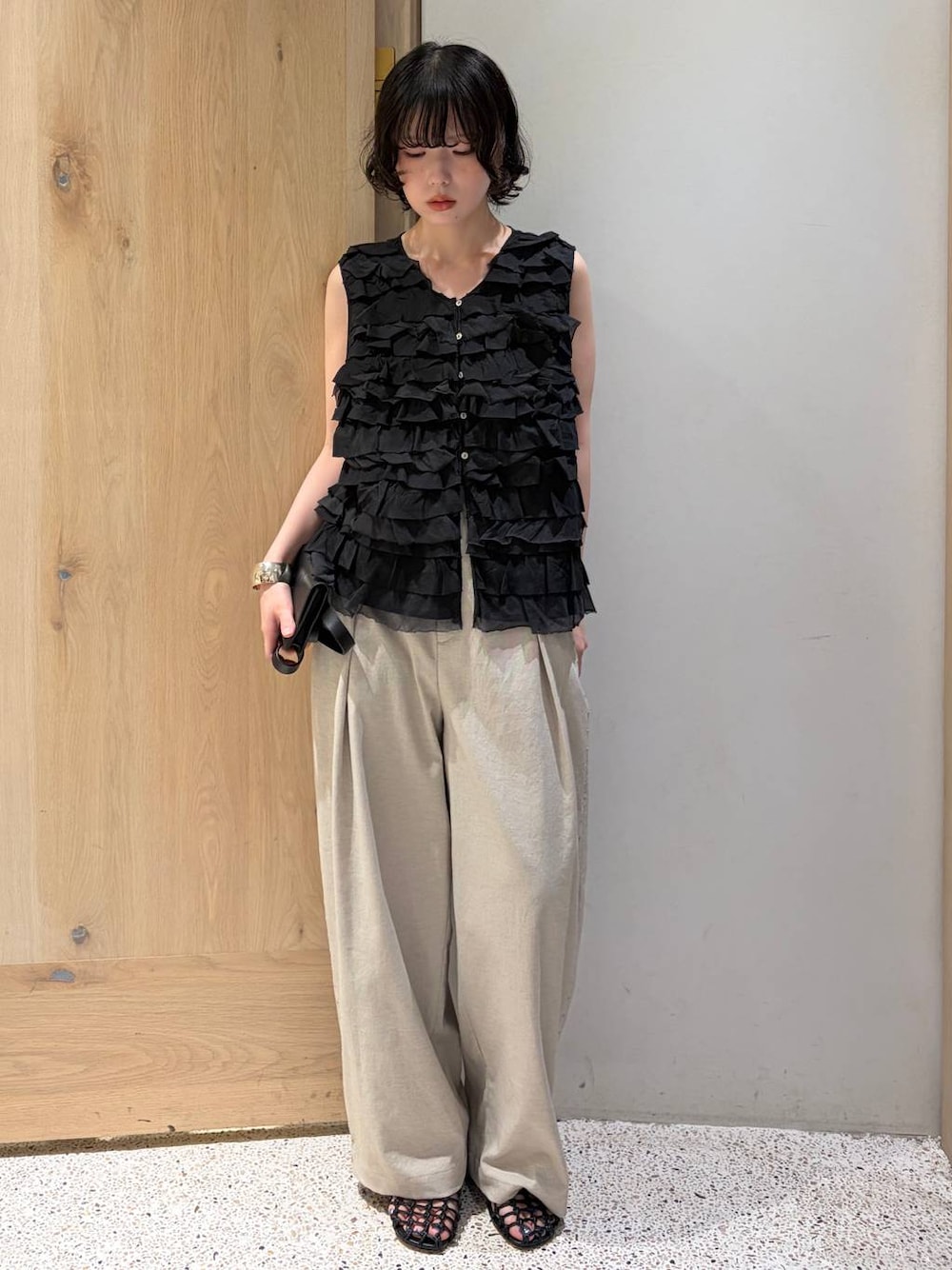ブラック系のシャツ/ブラウス、ベージュ系のその他パンツ、ブラック系のボディバッグ/ウエストポーチを着用したレディースの夏コーディネートの1枚目の写真