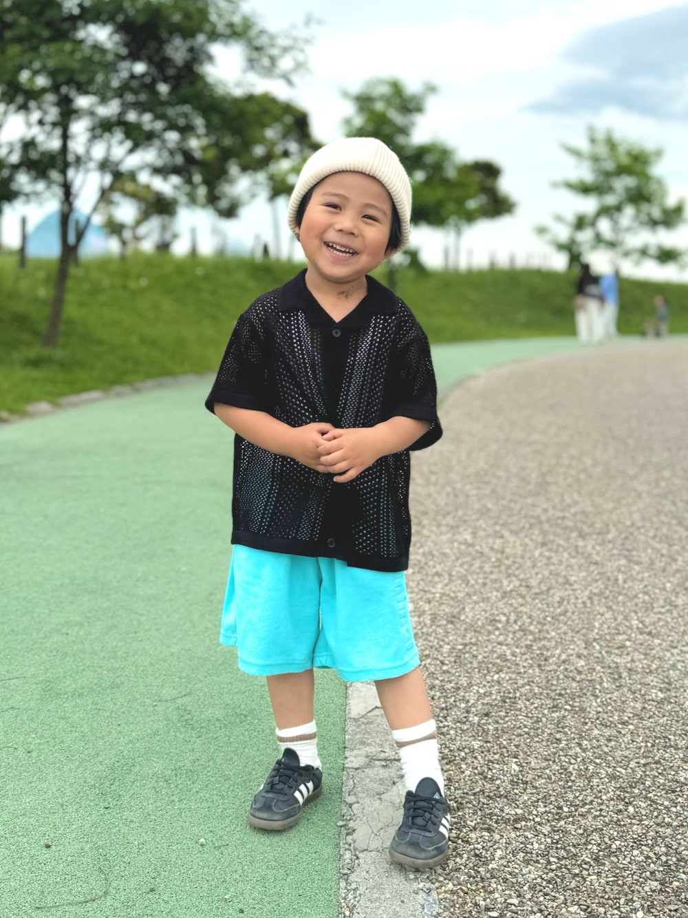 「やっぱり帽子が好き、シャツスタイル、シャツコーデ、ビーニー、公園スタイル、公園コーデ、4歳、男の子コーデ、男の子ママ、むすこーで、息子コーデ、スポーツミックス、お出かけコーデ、おでかけコーデ、子供服」｜「GUのアイテム（ニットキャップ/ビーニー、ホワイト系）」を使った、ouchan08さん（キッズ・100cm）の夏コーディネートの1枚目の写真