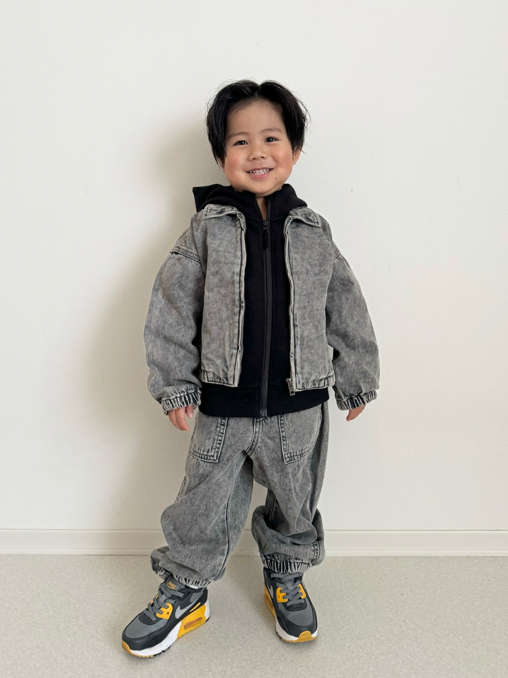「デニムジャケット、デニム、デニムパンツ、カジュアルコーデ、デニムコーデ、男の子、男の子コーデ、むすこーで、子供服、こどもコーデ、ユニクロコーデ、ユニクロ、GU、GUコーデ、春コーデ」｜「GUのアイテム（デニムジャケット、グレー系）」を使った、ouchan08さん（キッズ・100cm）の冬コーディネートの1枚目の写真