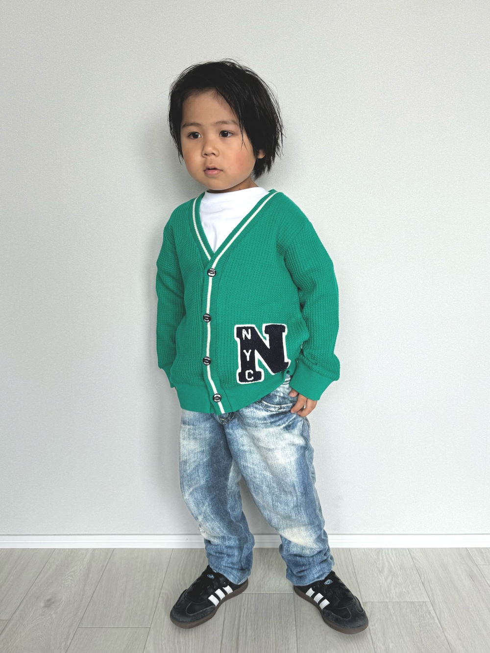 「春めき満開コーデ、カーディガン、カーディガンコーデ、グリーンコーデ、F.O.KIDS、スウェットパンツ、カジュアルコーデ、春色、休日スタイル、男の子コーデ、お出かけコーデ、こどもコーデ、キッズファッション、むすこーで、春コーデ」｜「adidasのサンバ OG キッズ / Samba OG Kids / アディダスオリジナルス adidas Originals（スニーカー、ブラック系）」を使った、ouchan08さん（キッズ・100cm）の春コーディネートの1枚目の写真