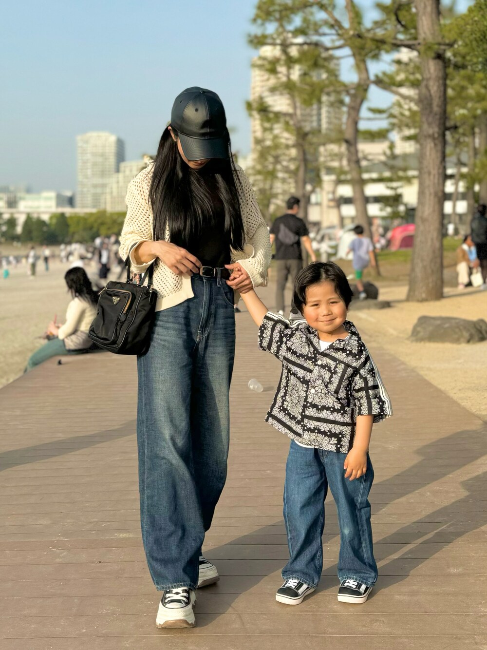 「やっぱり帽子が好き、親子コーデ、親子リンク、リンクコーデ、しまむら、BREEZE、ユニクロ、NEWERA、ニューエラ、デニムパンツ、デニムコーデ、お出かけコーデ、休日スタイル、休日コーデ、ママコーデ」｜「CONVERSE ALL STARのCONVERSE コンバース ALL STAR オールスター シャークソール HI（スニーカー、ブラック系）」を使った、ouchan08さん（キッズ・100cm）の春コーディネートの1枚目の写真
