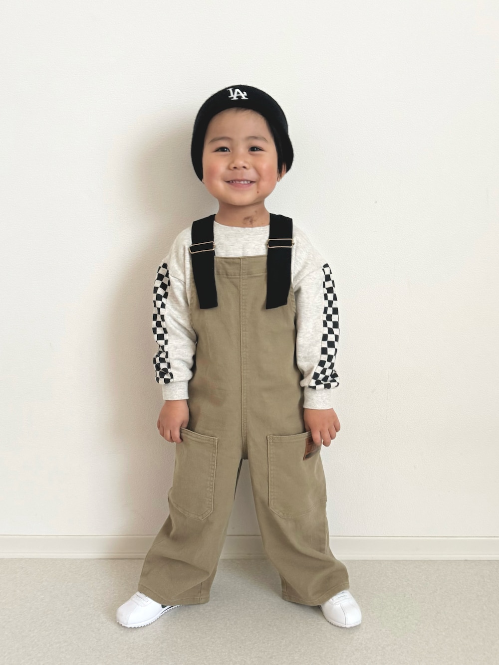 「サロペット、しまむら、しまむらコーデ、NIKE、コルテッツ、NEWERA、男の子、男の子コーデ、むすこーで、4歳、プチプラ、プチプラコーデ、おでかけコーデ、お出かけコーデ、春コーデ」｜「NEW ERAのNEW ERA: MLB Basic Cuff ニットキャップ<KIDS>（ニットキャップ/ビーニー、ブラック系）」を使った、ouchan08さん（キッズ・100cm）の春コーディネートの1枚目の写真
