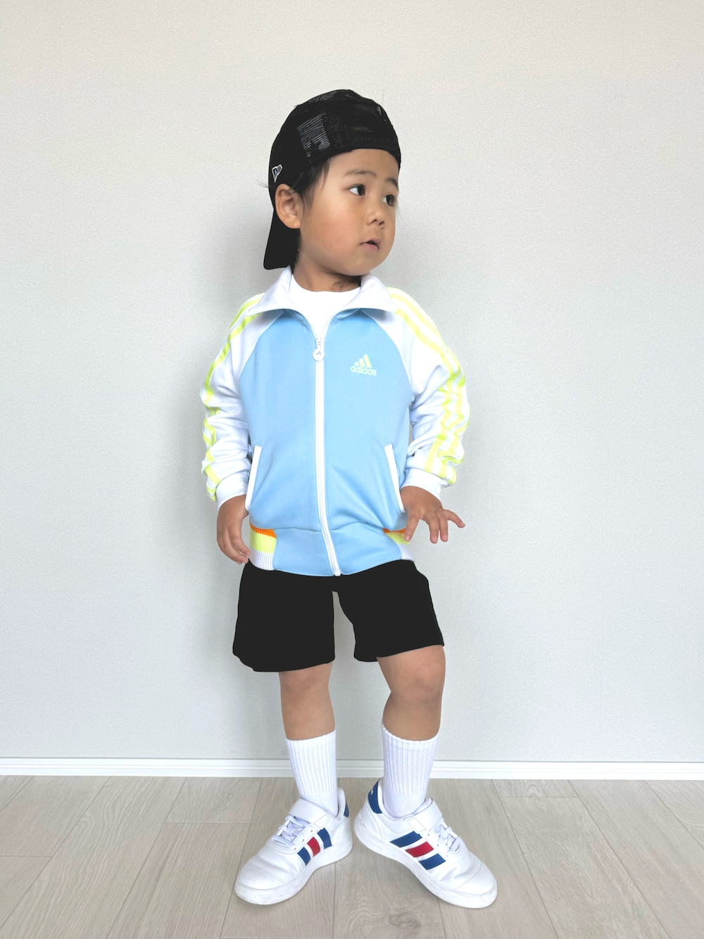 「春めき満開コーデ、春コーデ、スニーカー、adidas、アディダス、スポーティ、男の子、キッズコーデ、4歳男の子、4歳、パステルカラー、公園スタイル、子供服、トラックジャケット、トラックジャケットコーデ」｜「adidasのADIDAS アディダス 17-21BREAKNET GOAL EL C ブレイクネット ゴール EL JS3764 ABC-MART限定 *FTWR/TEAM/BETT（スニーカー、ホワイト系）」を使った、ouchan08さん（キッズ・100cm）の春コーディネートの1枚目の写真