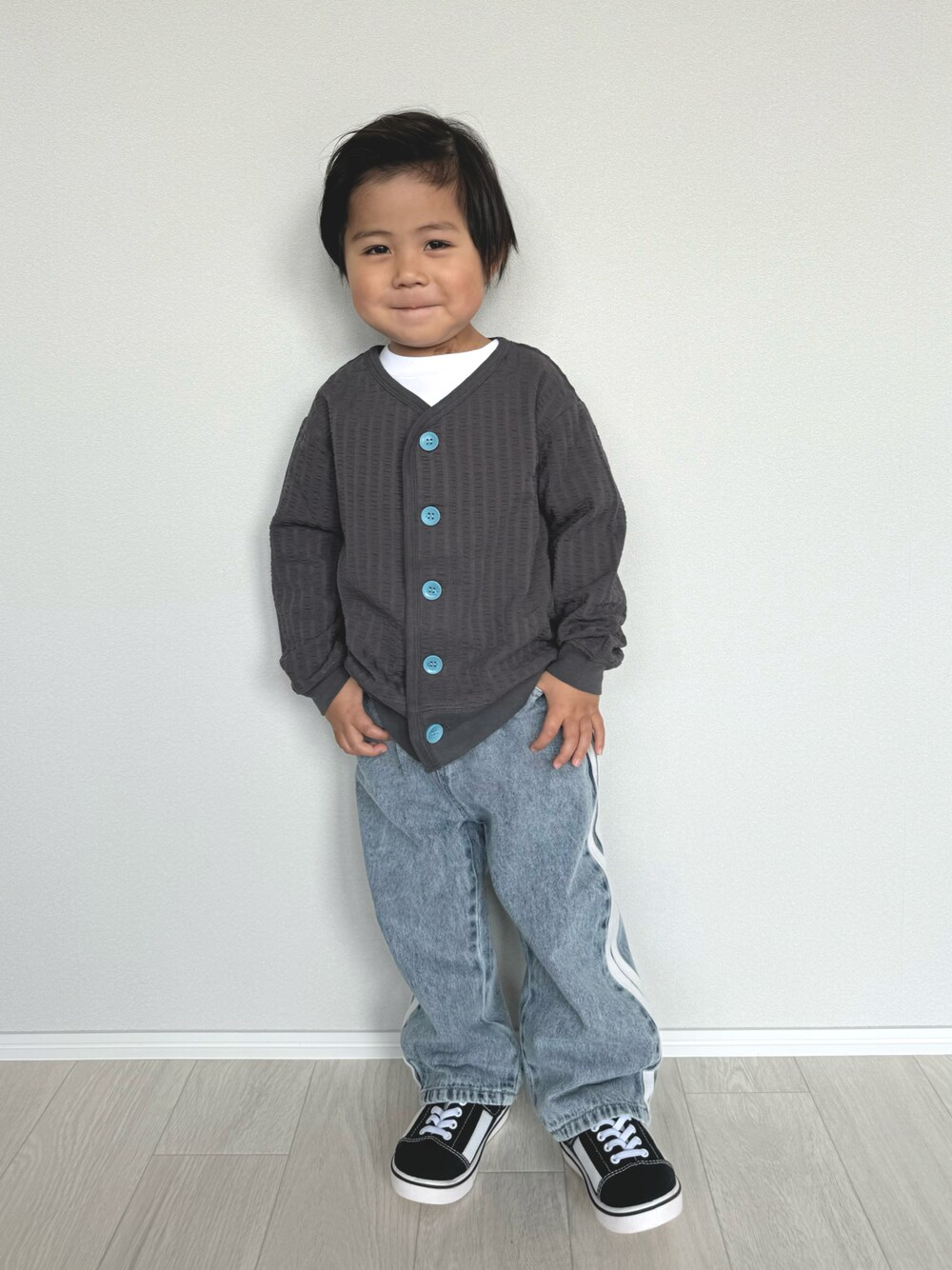 「休日スタイル、休日コーデ、お出かけコーデ、おでかけコーデ、男の子、男の子コーデ、むすこーで、4歳、カーディガン、デニムパンツ、春コーデ、キッズファッション、キッズコーデ、devirock、マーキーズ」｜「MARKEY'Sのニットサッカーカーディガン（カーディガン/ボレロ、グレー系）」を使った、ouchan08さん（キッズ・100cm）の春コーディネートの1枚目の写真
