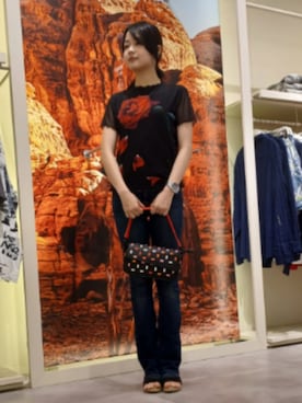 「Desigual（デシグアル）のフレア ジーンズ（デニムパンツ、ブルー系）」を使った、Desigual 北九州STAFFさん（レディース・165cm）の春コーディネート