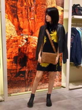 「アイテム（ライダースジャケット）」を使った、Desigual 北九州STAFFさん（レディース・165cm）の秋コーディネート