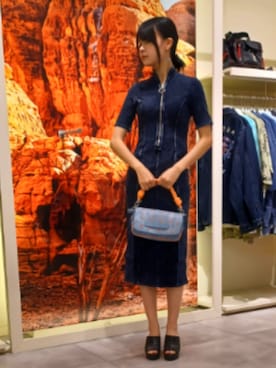 「アイテム（ボディバッグ/ウエストポーチ）」を使った、Desigual 北九州STAFFさん（レディース・165cm）の秋コーディネート